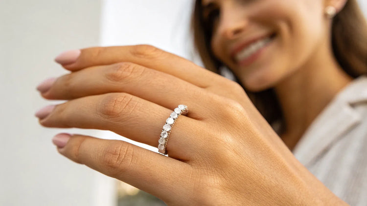 How Should You Wear an Eternity Ring: A Comprehensive Guide