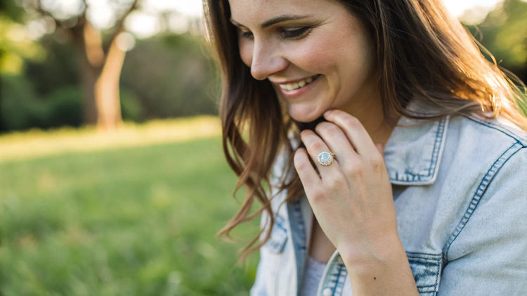Where Does a Woman Wear a Promise Ring? A Comprehensive Guide