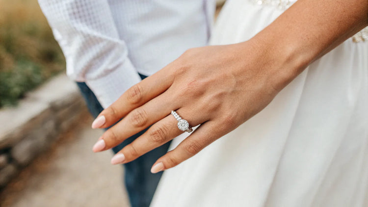 Do Promise Rings Go on the Right Hand? A Comprehensive Guide to Symbolism and Style
