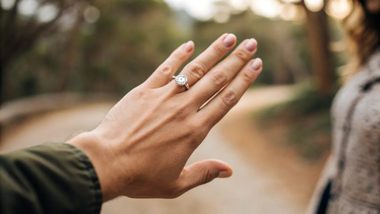 Can I Wear a Promise Ring on My Middle Finger? Exploring the Symbolism and Choices