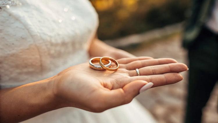 Can Wedding Rings Be Worn on the Right Hand?