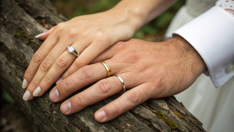 Which Finger is the Promise Ring: A Comprehensive Guide to Symbolism and Style