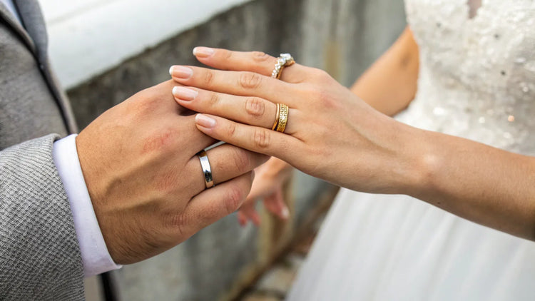 Which Way Do You Wear Engagement And Wedding Rings?