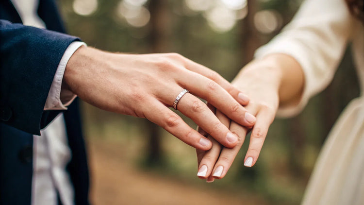 What Finger Would a Promise Ring Go On: A Comprehensive Guide to Meaning, Placement, and Style