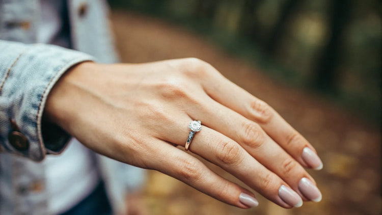What Finger Does a Promise Ring Go On?