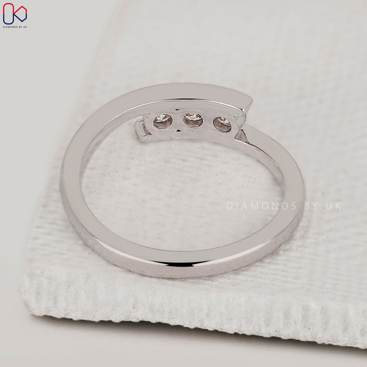 Diamondsbyuk wedding band in white gold.
