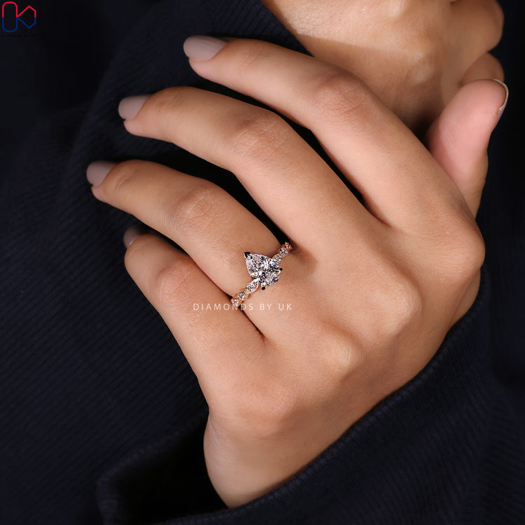Diamondsbyuk ring with pear shape and round diamond.
