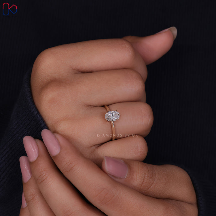 4 prong claw setting holding an exquisite oval shaped engagement ring.
