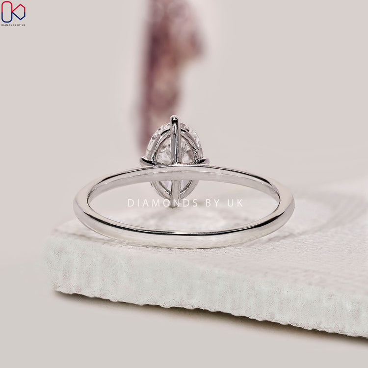 Compass prong setting ring in white gold.
