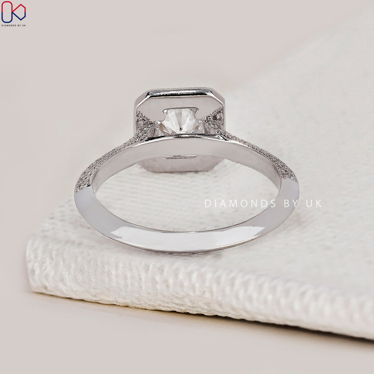 4 prong claw setting for secure and stylish diamond placement.
