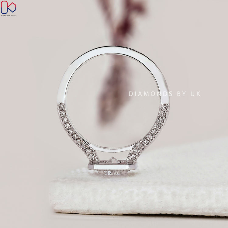 IGI certified ring ensuring top-quality diamonds and expert craftsmanship.
