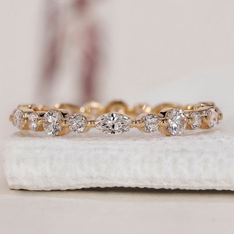 Elegant full eternity band featuring a timeless design and brilliant diamonds.

