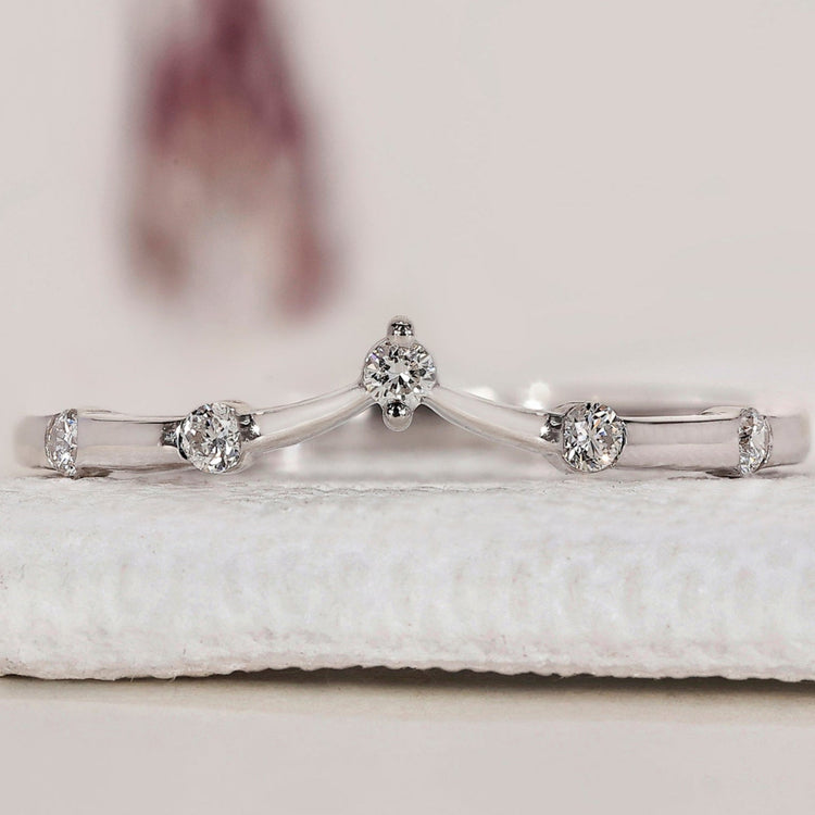 Curved Wedding Band – Round Diamond