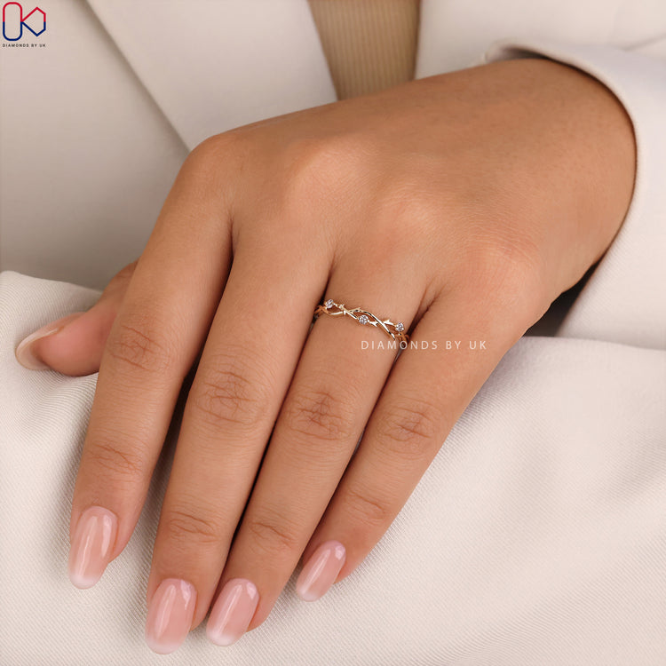 A prong set wedding band featuring sparkling diamonds in a modern, elegant style.
