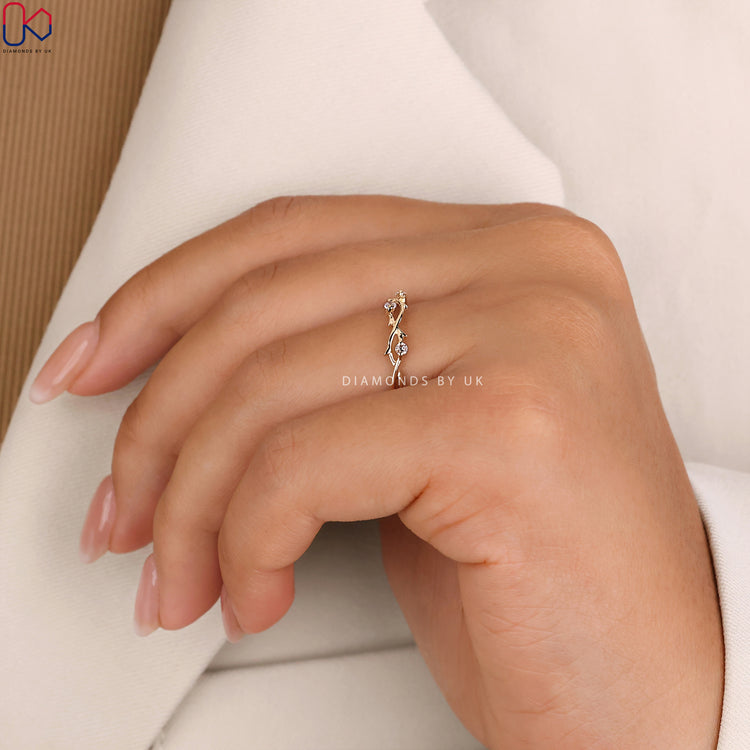 A twisted diamond wedding band in yellow gold, combining elegance and durability.