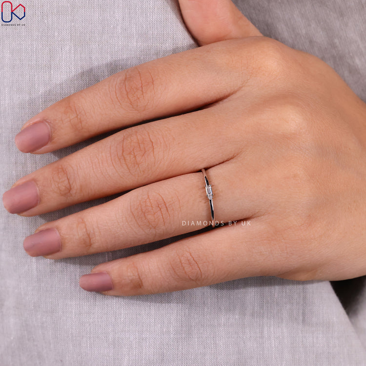 Handmade jewellery showcasing prong setting band and white gold finish.
