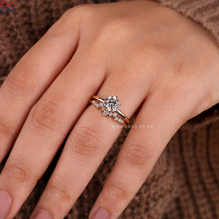 Prong setting band featuring round cut diamond in yellow gold bridal set.
