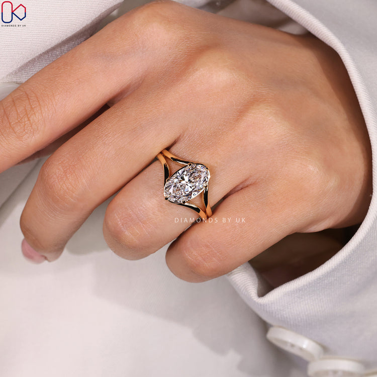 Diamondsbyuk ring with 6 claw setting and oval center.
