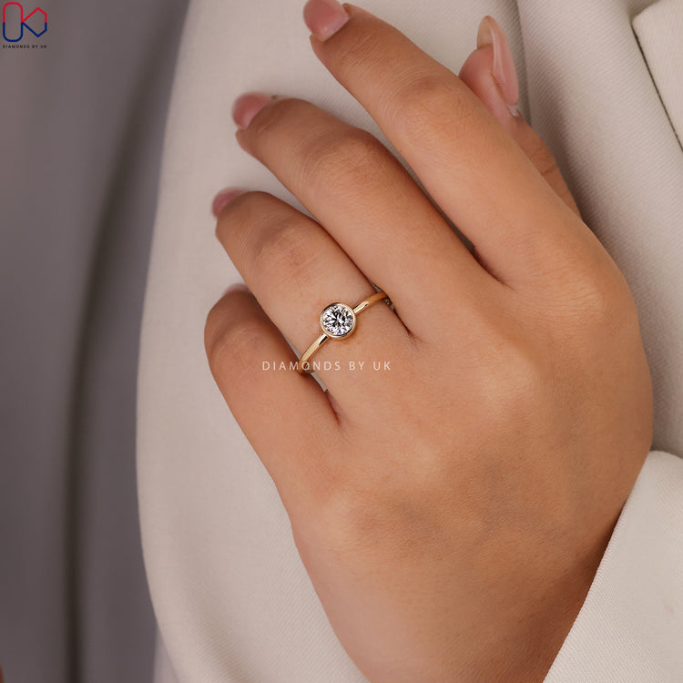 Diamondsbyuk ring with bezel setting ring.
