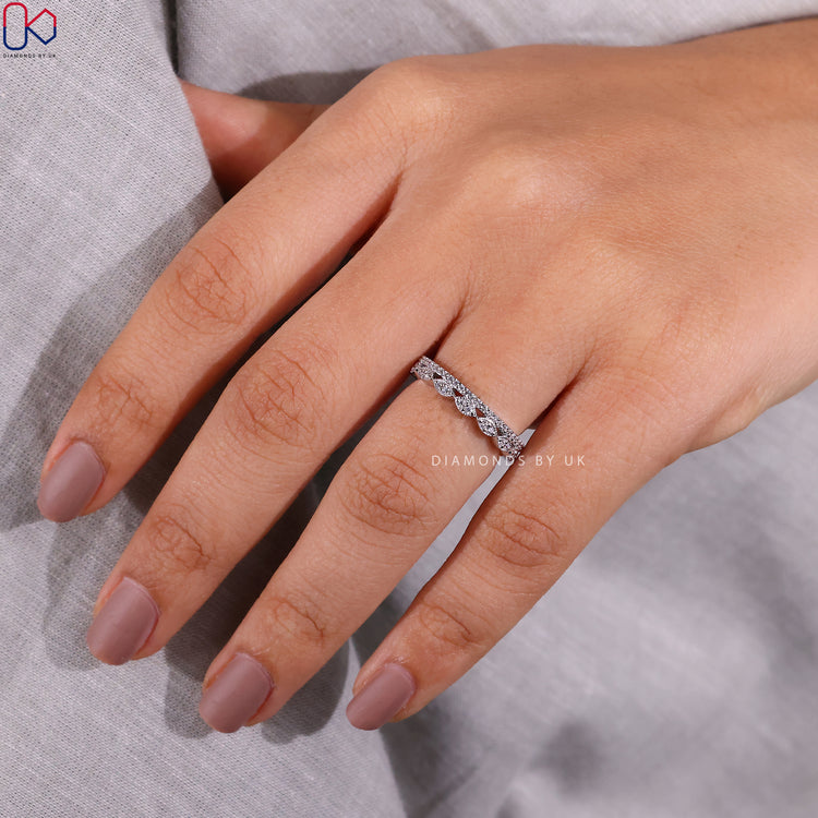 Diamondsbyuk band combines milgrain band and Lab Grown Diamond.

