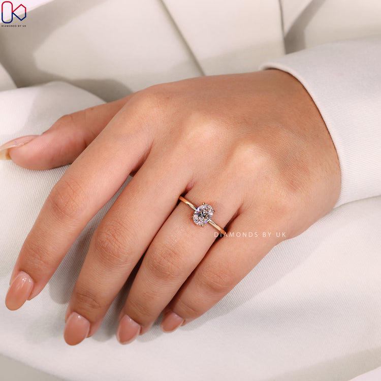 4 claw prong setting on yellow gold ring.
