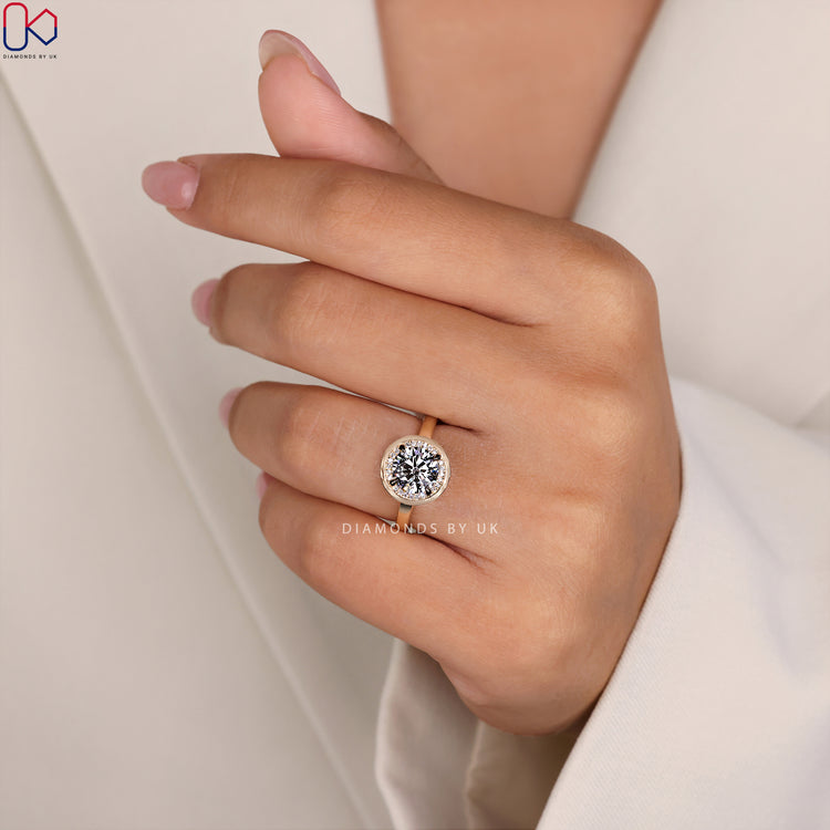 Halo diamond ring for extra shine and elegance.
