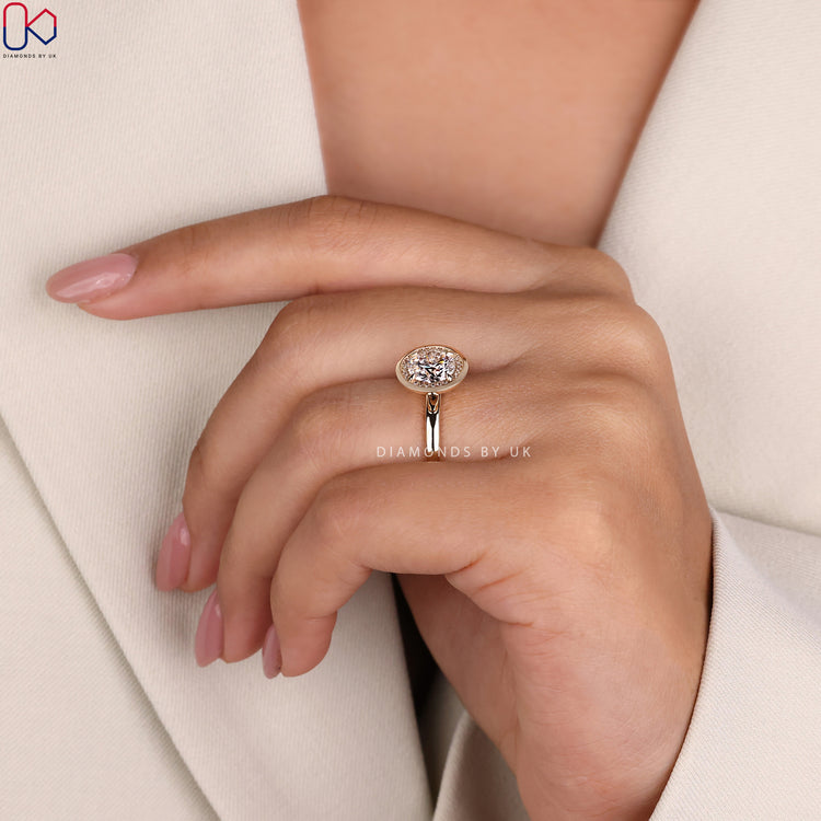 4 prong claw setting securing the diamond beautifully.
