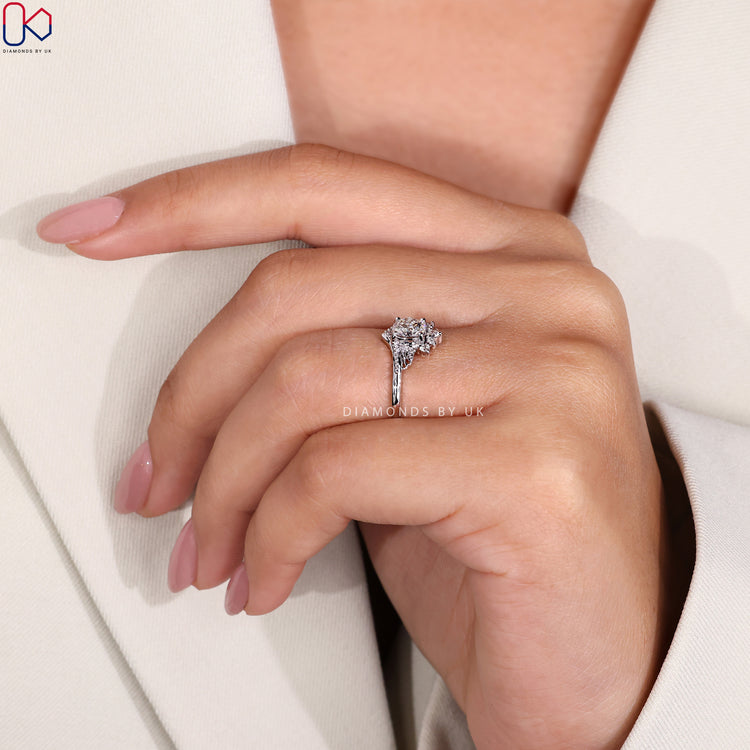 Prong setting ring to enhance diamond brilliance.
