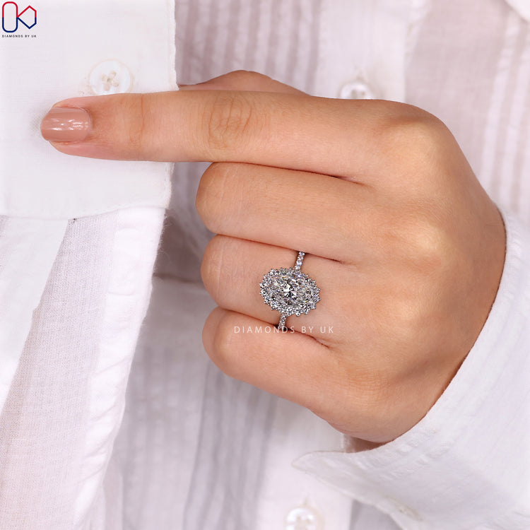 IGI certified diamond ring with exceptional quality.
