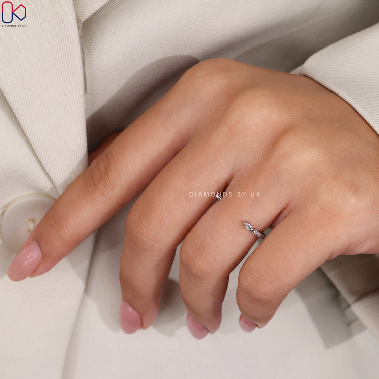 Diamondsbyuk band with exquisite craftsmanship and brilliant diamonds.
