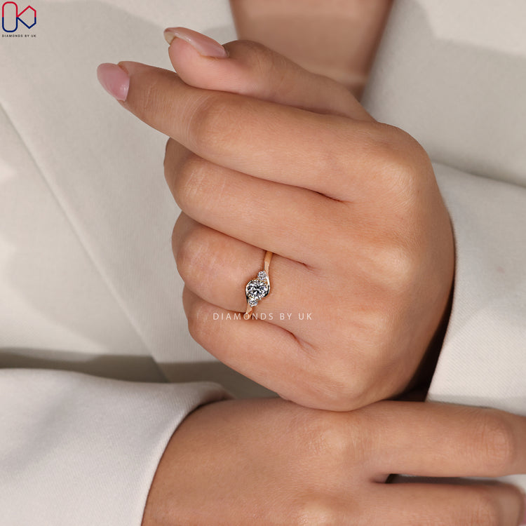 Gold Ring With Three Stones - Round Diamond