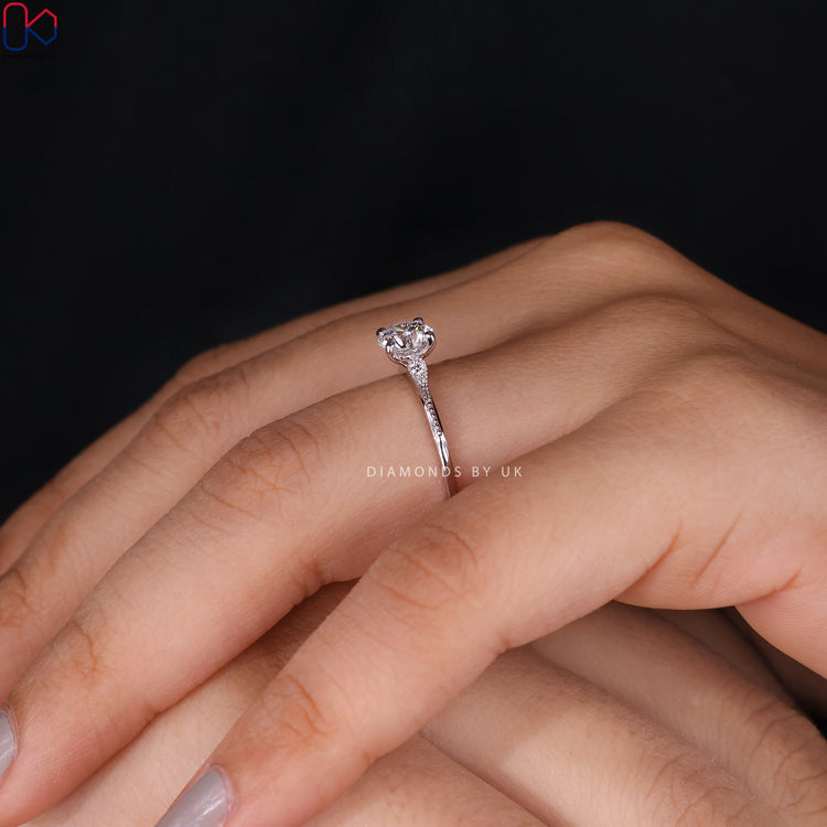 Prong setting ring with a beautiful round cut diamond at its centre.
