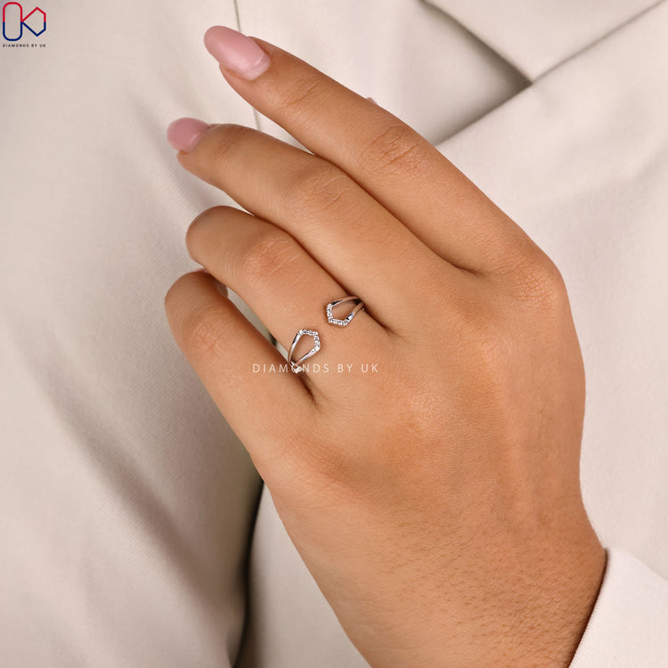 Diamondsbyuk ring with open band and round diamond.
