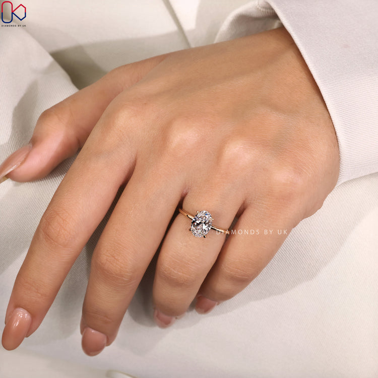 Handmade ring with yellow gold and simple solitaire style.
