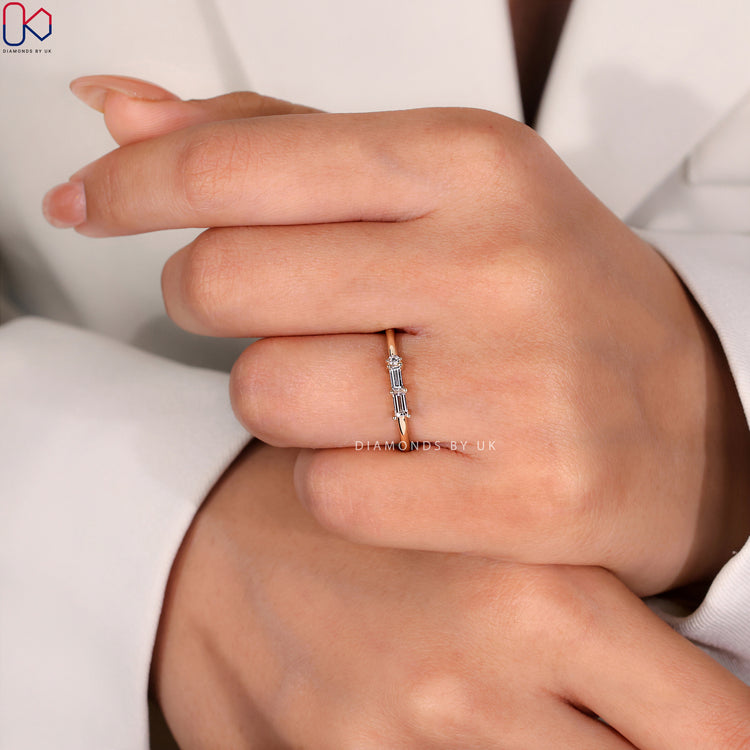 Baguette and round diamond band in yellow gold for a sophisticated touch.
