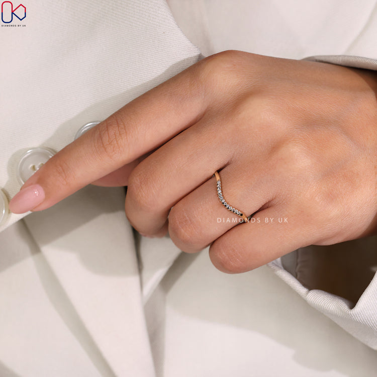 IGI certified curved wedding band ensuring premium quality diamonds.
