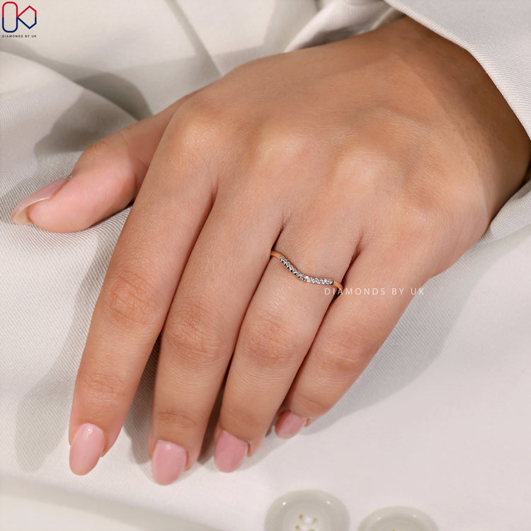Round diamond band in yellow gold for a timeless wedding look.
