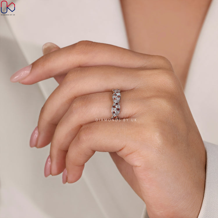 Prong setting band featuring a twisted design and stunning diamonds.
