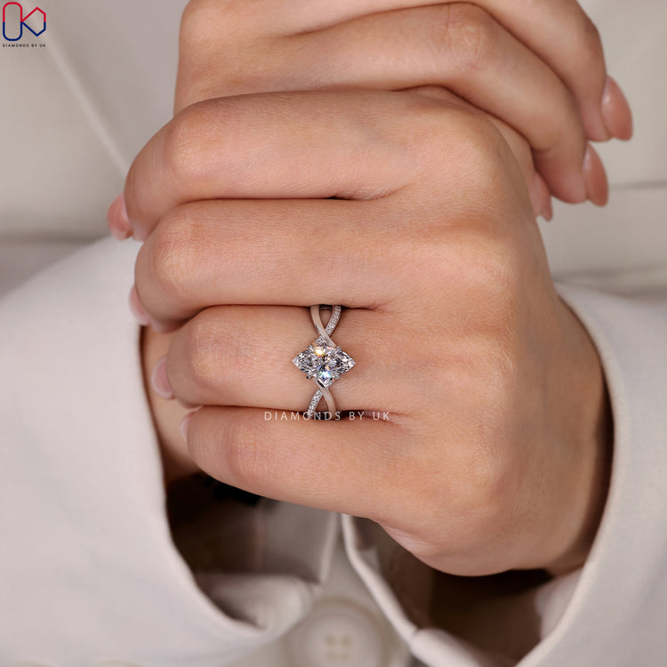 Round cut pave band with brilliant shine.
