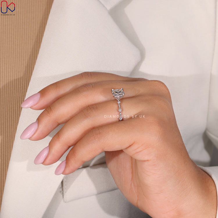 Secure 4 prong claw setting for maximum sparkle.
