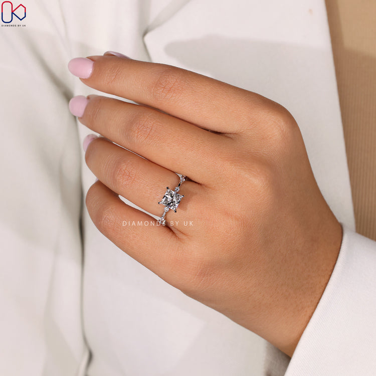 Brilliant round cut diamond set in a classic style.
