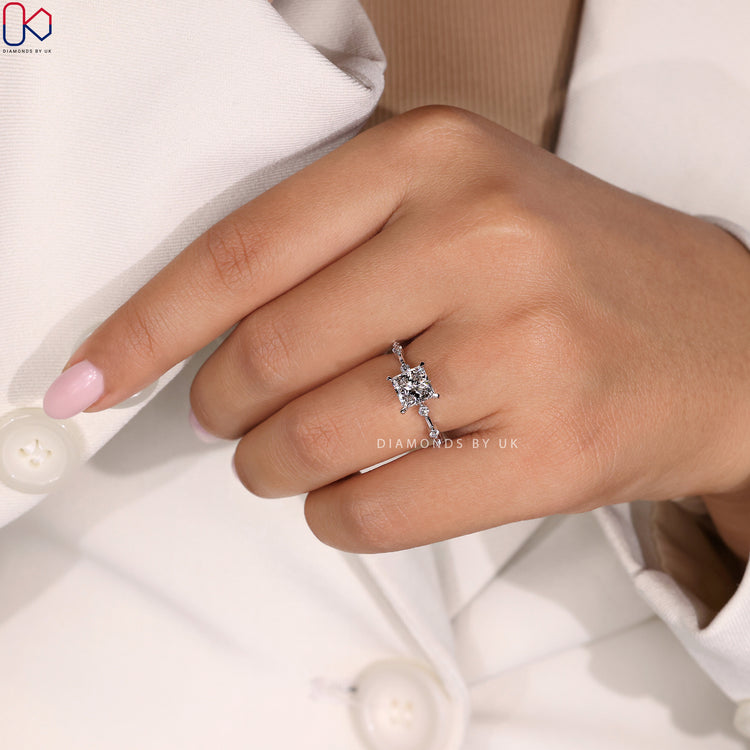 Elegant Diamondsbyuk ring with premium quality.
