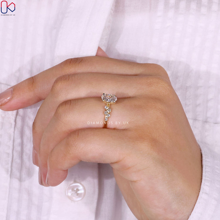 Diamondsbyuk ring with oval cut and prong setting.
