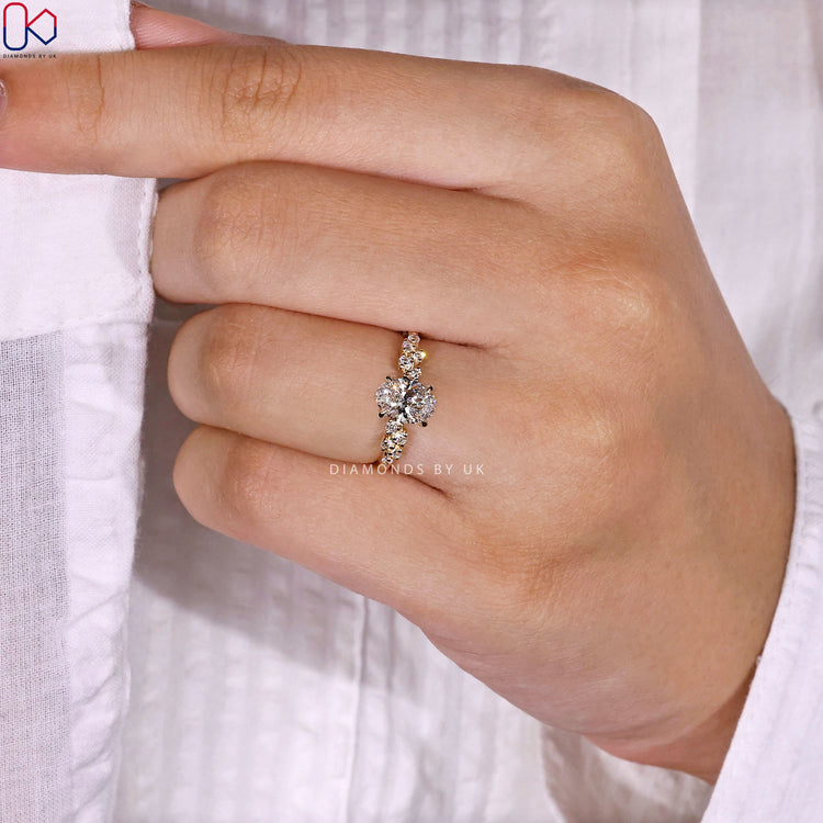 4 claw prong setting ring in yellow gold.
