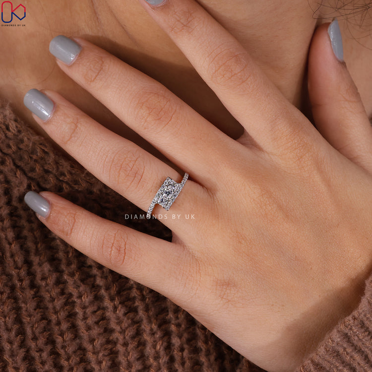 Round cut band adding brilliance to your wedding day.
