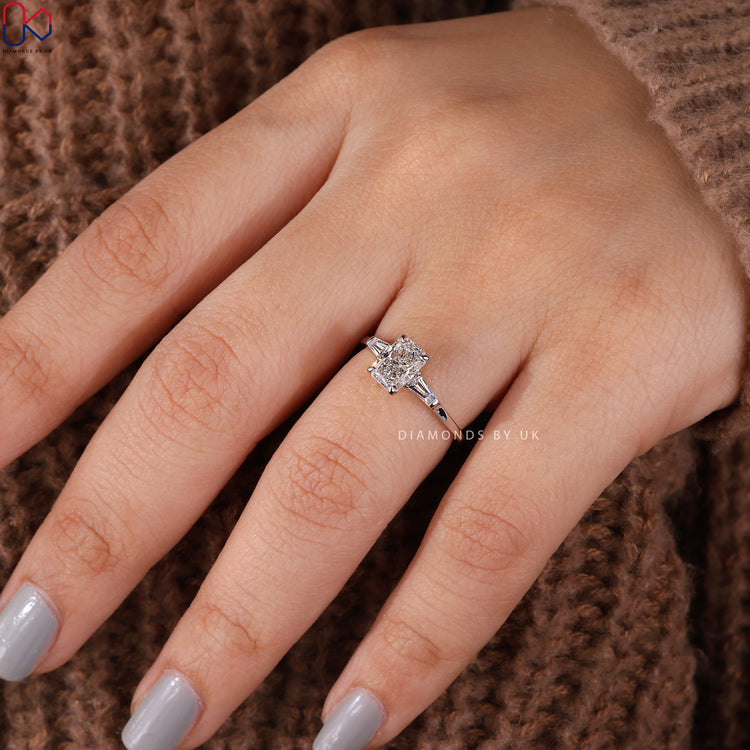 Claw Prong Ring Setting that highlights the centre diamond beautifully.
