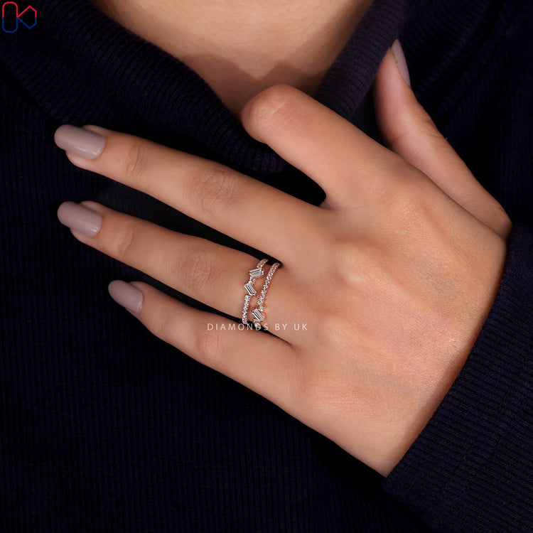 Baguette diamond wedding band featuring a sleek and modern design.
