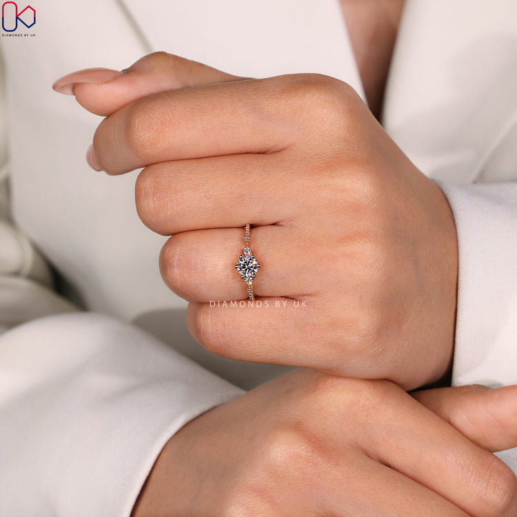 Round diamond ring with timeless elegance.

