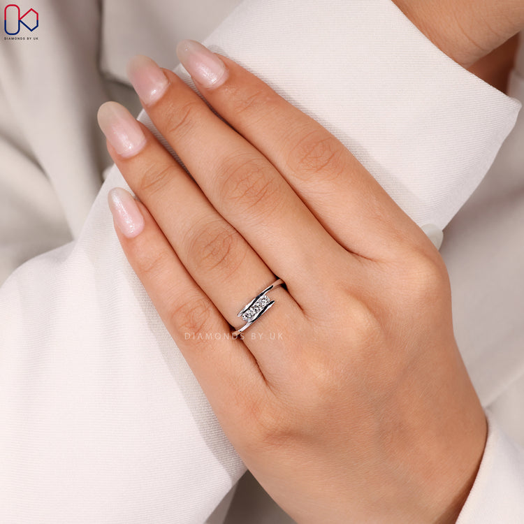 Bypass wedding band in white gold.
