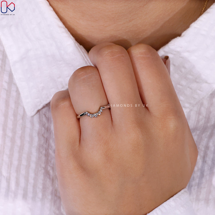 Round diamond wedding band offering timeless beauty and elegance.
